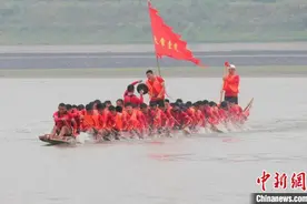 湖南沅陵：六旬艄公“掌”龙舟  劈波逐浪“父子兵”图片