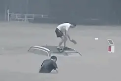 郑州暴雨中“劈”车救3人的“菜刀哥”病危，家人无力承担后续的治疗费图片