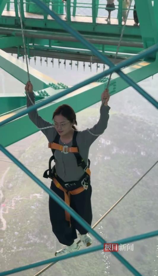 实探贵州花江峡谷600米高廊桥：恐高游客直呼“好吓人”，有人4分钟走完高空钢丝