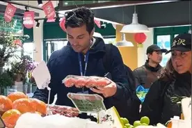 上海网红菜场突然火了！外国人一大巴一大巴来，有人惊呆：白草莓太疯狂了图片