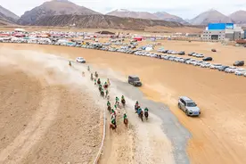 西藏当雄：马背狂欢图片