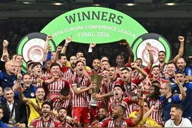 “救火主帅”再创奇迹   奥林匹亚科斯夺欧协杯冠军图片