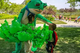 最美身影 | 景区里的青蛙人偶图片