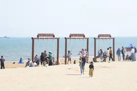 品美食 看海景！游客在乳山银滩尽享欢乐假期图片