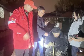 四川德阳百岁老人骑三轮车失联：30小时后在成都寻回 救援队称老人骑行80公里图片