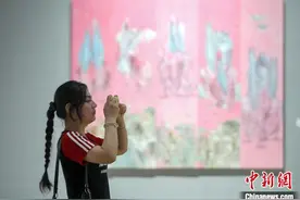 四川成都：《志道·游艺——中国国家画院七人展》吸引参观者图片
