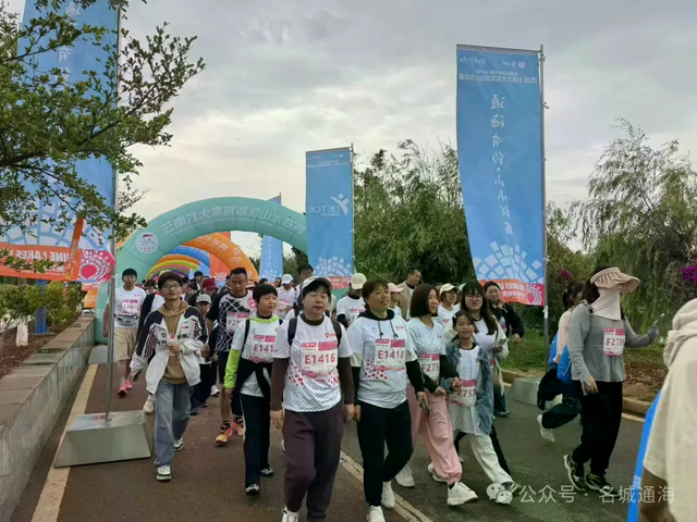 五一趣徒步！3000人漫步杞麓湖，解锁湖畔休闲乐趣
