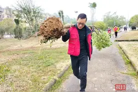 随叫随到的维修专家，这位社区大叔是全网最想拥有的邻居图片