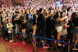 看演唱会该不该站起来、能不能跟唱？网友吵翻了：究竟该怎样看演唱会图片