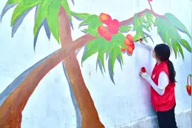 山亭区水泉镇：大学生暑期实践展才艺，手绘墙画靓乡村图片