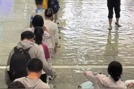 “高铁站台乘客不要打伞！” 成都东站反复提醒，专家解读图片