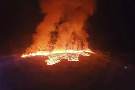 冰岛西南部一火山喷发 熔岩四溢场面壮观图片