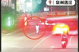 惊险！一女子在车流中穿行，车辆飞驰而来……图片