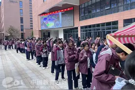一场从“投喂”开始“蓄谋”的“爱心接力” 杭高钱塘食堂门口大排长龙三天为猫猫安家筹款图片