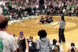 💥炸裂！NCAA扣篮王卡尔献罚球线胯下换手暴扣🤯图片