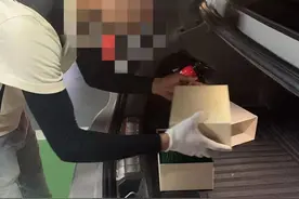 南京女子卖劳力士手表收到32万元，次日多张银行卡被冻结！警方：涉及电诈，由受害人直接汇款图片