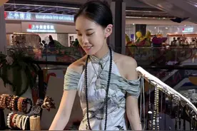 复古又新潮！23岁准研究生摆摊卖新中式文玩手串图片