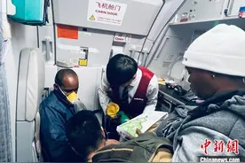 辽宁大连：一外籍旅客空中突发疾病  乘务组与热心乘客联手施救图片