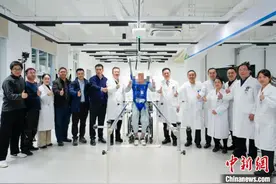 全球首例接受微创脑脊接口治疗截瘫患者重新站立行走图片