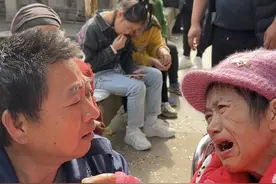 时隔36年重逢！患病女子坐轮椅回重庆认亲，家属称其当年被人贩子用麻袋套走图片