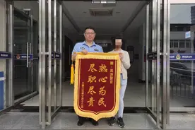 面部去了一颗痣，人脸识别通不过，社区民警帮她开证明图片