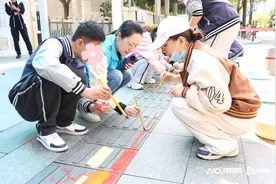 社会各界共迎残特奥会！珠海50位特殊儿童绘出“彩虹盲道”图片