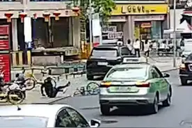 新型“碰瓷”：一部手机因交通意外“被碎屏”10余次，多名车主上当赔钱图片