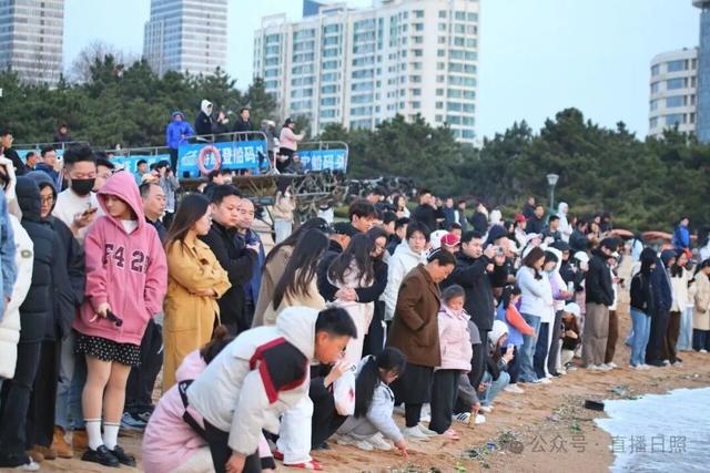今晨5时41分，日照海边挤满了人！