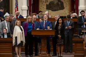 美国得州拟通过法案，禁止中国等国公民买房，当地华人聚州长家门口抗议图片