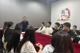 一堂开在学生宿舍的思政课图片