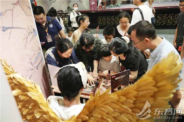 上博168小时嘉年华期间人民广场适度开放夜间停车，出行提示请收好！