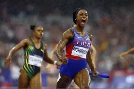 姐们太猛了👍4x100接力末棒沙卡里在超越时扭头朝隔壁看了两眼图片