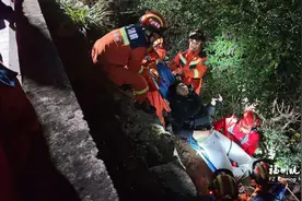 深夜骑车狂飙掉落路边深坡 两男子大腿骨折获救图片