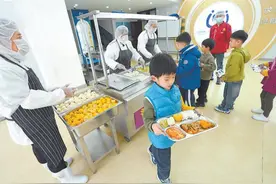 新学期学校供餐模式上新 中央厨房＋微厨房改善学生餐图片