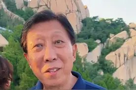 中国国家话剧院演员韩童生惊叹峄山石头：鬼斧神工图片