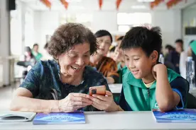 暑假，北京318位青少年化身“老师”，教社区老年人用手机图片