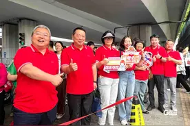 高考首日，他们花式送考守护考生梦想！图片