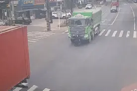 大货车推行轮椅老人数百米，外卖小哥一路追赶喊停图片