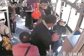 公交驾驶员抱起残疾乘客 外地游客点赞“泉州是座有爱的城市！”图片