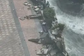 香港一轮船失控撞岸边！海水倒灌，海洋公园附近一酒店大门被冲破，有人被冲倒图片