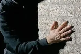 家中出现陌生男人，称自己上厕所来找纸…结果，马桶水箱里竟塞了...图片