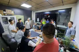 夏夜治安巡查，上海铁路警方端掉一赌博窝点图片