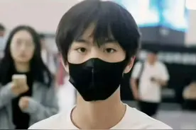 神似易烊千玺，李煜东已正式加入“TF家族四代”，网友：等等，第二代是谁？图片