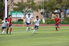 一场科技感满满的中学生足球赛图片