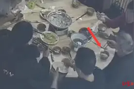 顾客称汤锅里吃出纸巾 老板退还150元，事后查看监控：老人两次将纸巾埋进碗里图片