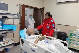 老人凌晨家中摔倒，幸好有她在……图片