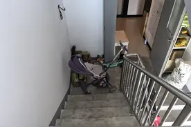 住户楼梯间堆放杂物，被北京密云消防罚款处罚图片
