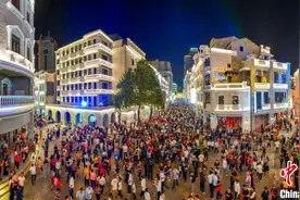 广西梧州璀璨夜景迎客来 百年骑楼城人山人海图片