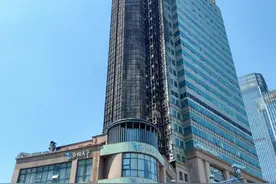 天津新天地大厦外墙大火熄灭后：全大厦停电封控，受损单位申报财产损失图片