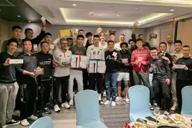 CBA｜北汽男篮客场跨年 队长翟晓川给队友准备新年礼物图片